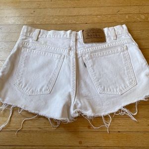 EUC Levi’s white denim shorts!💗